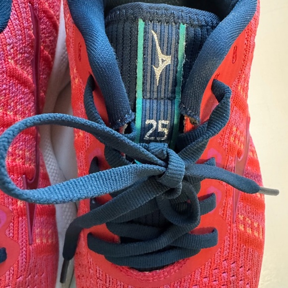 Womans size 8 mizuno wave running shoe - Picture 9 of 9